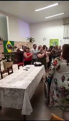 Aninha recebe diploma na formatura do Ensino Médio