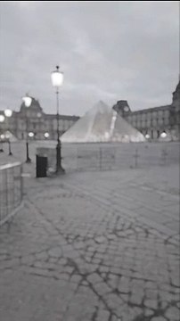 Louvre Museum Pyramid|Nice view of Louvre Museum Paris France