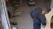 Vídeo mostra ladrão entrando em clínica e furtando pertences que estavam na bolsa de funcionária