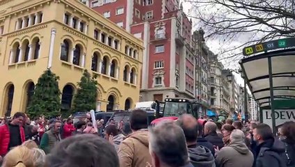 Vean al valiente agricultor que se salta a la Guardia Civil en Oviedo y se planta frente a la presidencia del Principado