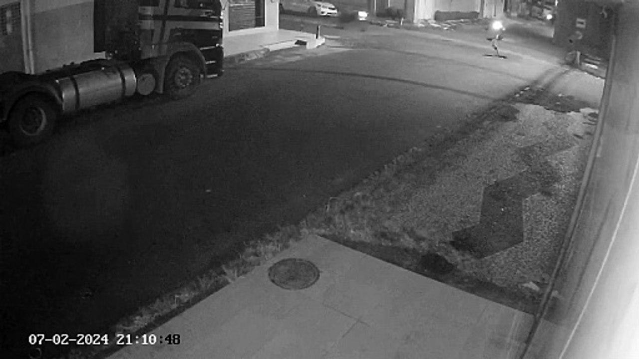 VÍDEO! Em alta velocidade, duas motos colidem em cruzamento de Feira de Santana