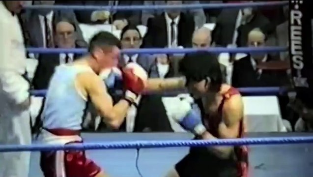 L'histoire de l'ascension du champion du monde de boxe invaincu Joe Calzaghe. Bande-annonce (EN)