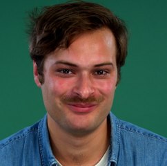 Avec son compte Grosso modo, il clame son amour pour la poésie