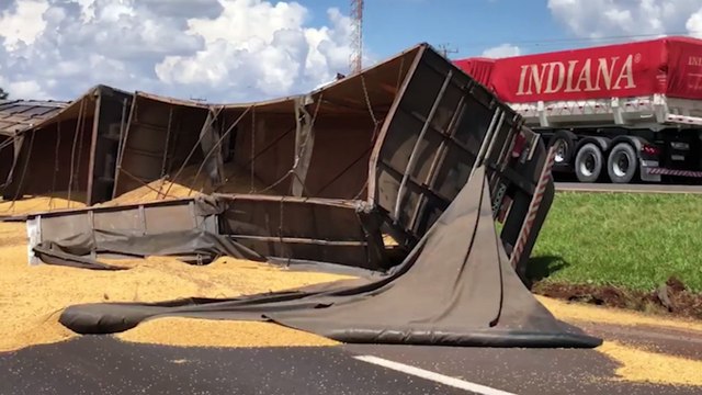 Carreta Bitrem tomba e espalha a carga de soja na BR-277