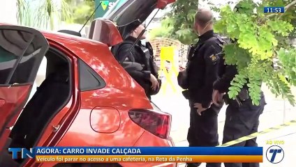 Carro perde controle durante perseguição e invade calçada na Reta da Penha