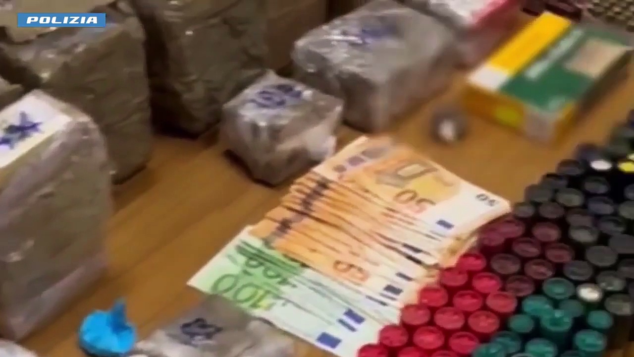 Video Un 17enne consegna tre chili di droga per un pusher che ne ha 50 in cantina