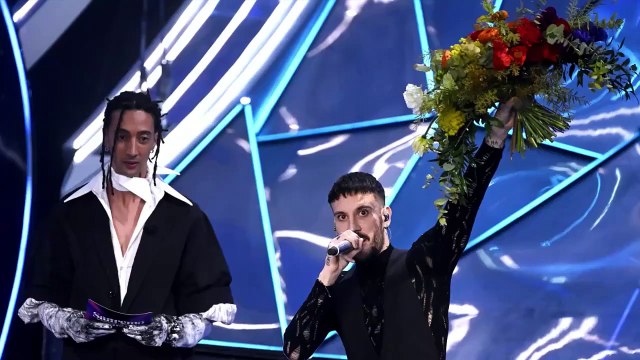 Sanremo, i cantanti in gara presentano i loro colleghi. L'ironia sui social: Sembra l'autogestione