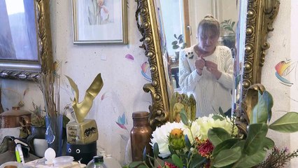 Una "bati-mamá" da asilo a murciélagos en Polonia