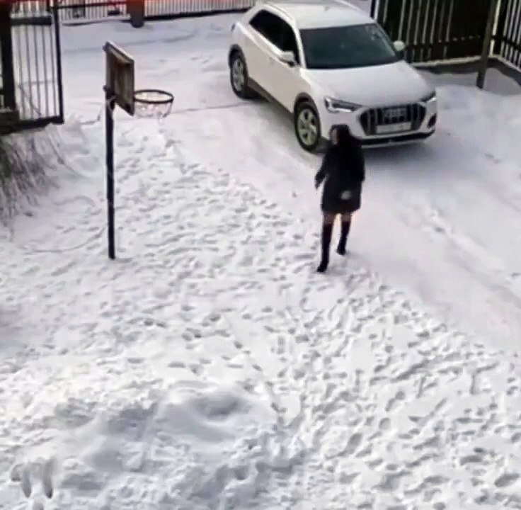 Woman trying to save her car fails !