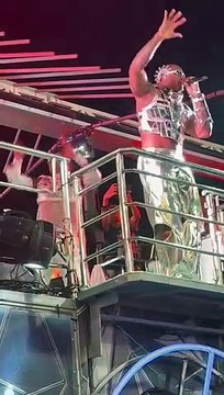 Léo Santana anima foliões ao som de 'Blogueirinha'