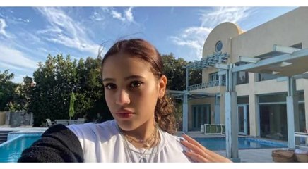 إطلالة حمراء جريئة لجنى ابنة عمرو دياب تعرضها للهجوم