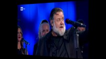 (l'italiano) russell crowe canta let the light shine a sanremo 24