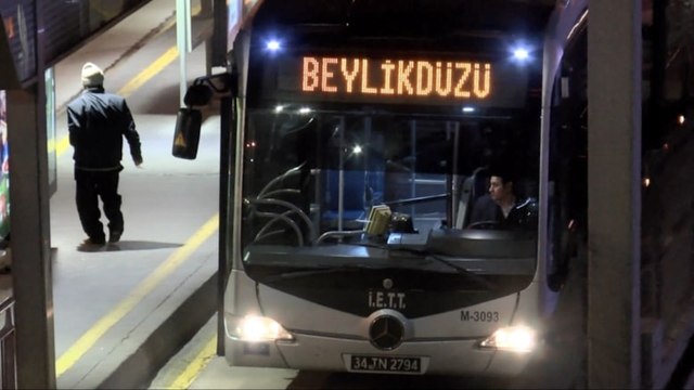İstanbul'da metrobüs kazası: Şoför hayatını kaybetti