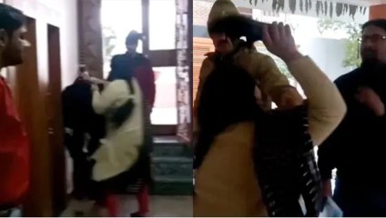 ‌Valentine Week: पति को गर्लफ्रेंड के साथ देख सिंघम बनी पत्नी, अकेले ही दोनों को चप्पल से पीटा