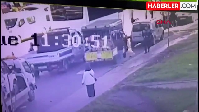 Bağcılar'da Zabıtaya Saldırı: Seyyar Satıcı Zabıtayı Bıçakladı