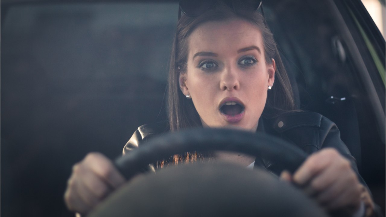 Gegenstände auf der autobahn: bremsen oder drüberfahren?