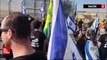 İşgalci İsrail vatandaşları Gazze'ye giden tırların önünü kesti
