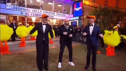 El baile viral de 'Los pajaritos' de John Travolta en Italia: prohíbe su difusión tras miles de mofas