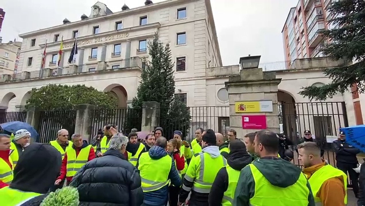 Concentración de agricultores frente a la Subdelegación del Gobierno en Burgos.