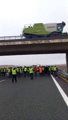 Los agricultores y ganaderos cortan la A-3 en Castillo de Garcimuñoz