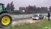 Los agricultores rescatan un coche de la GC atascado en Sevilla por la lluvia