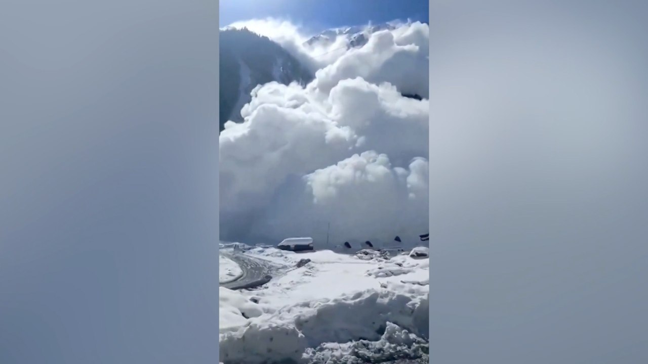 Une impressionnante avalanche s'abat sur un chantier en Inde