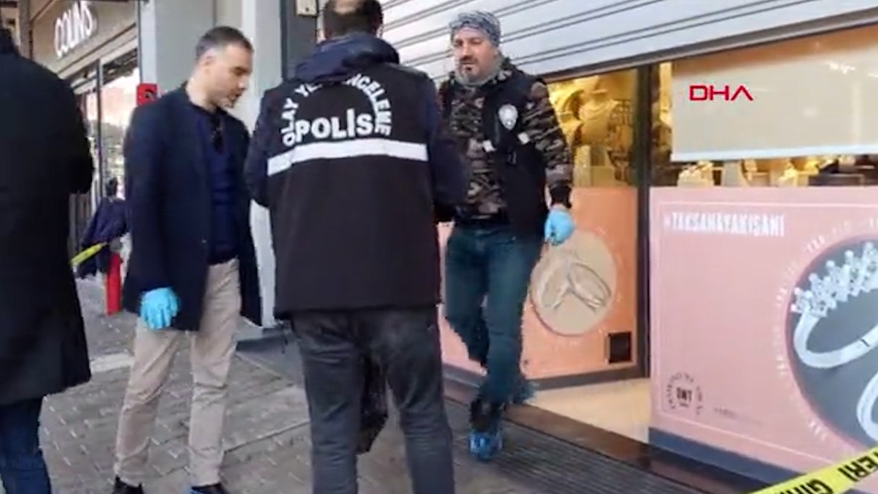 Havalandırmadan girdikleri kuyumcu dükkanını soydular