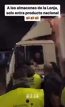 El viral video de los agricultores controlando que la mercancía de los camiones no sea de Marruecos