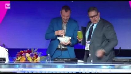 Sanremo, Toti regala il "pestello" ad Amadeus per il pesto