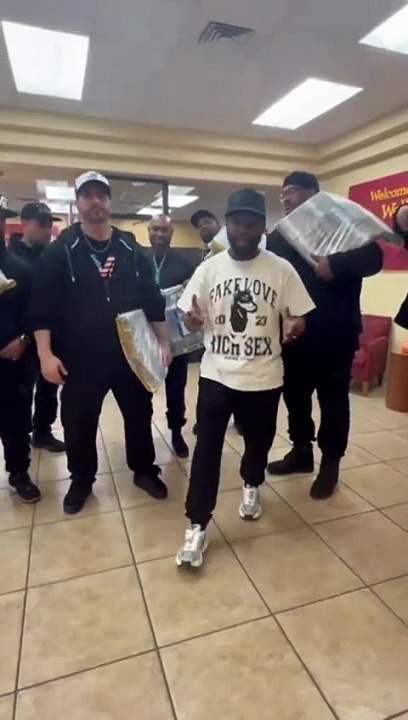 Floyd Mayweather invites people to his club during Super Bowl weekend