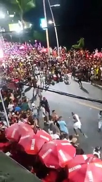 Foliões transformam circuito do Carnaval em ringue com brigas generalizadas