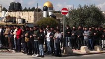 الفلسطينيون يؤدون صلاة الجمعة في القدس في ظل إجراءات إسرائيلية مشددة