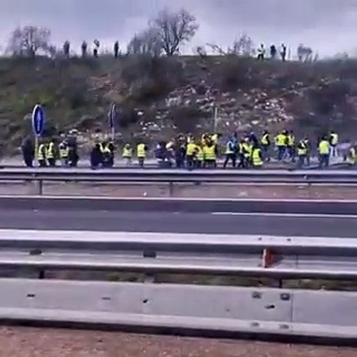 Las redes estallan contra los antidisturbios que gasean a los agricultores en la tractorada