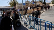 قوات الاحتلال تمنع فلسطينيين من الوصول للمسجد الأقصى