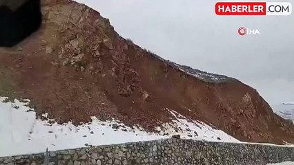 Bitlis'te yola düşen kayalar sürücülere zor anlar yaşattı