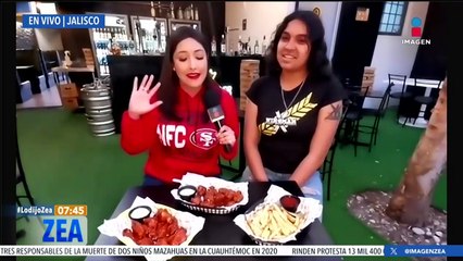 Nallely Medina come boneless, alitas y papas a la francesa