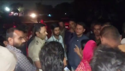 सड़क निर्माण में लगे श्रमिक को रौंदा टंकर ने, गुस्साए ग्रामीणों ने किया चक्काजाम