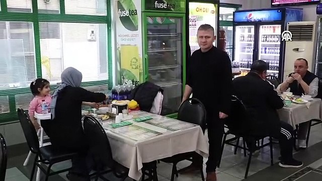 Restoranda boğazına yiyecek takılan çocuk garsonun Heimlich manevrasıyla kurtarıldı