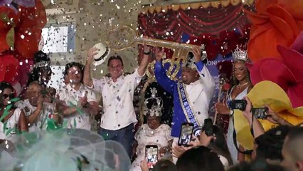 Rei Momo recebe as chaves da cidade e carnaval