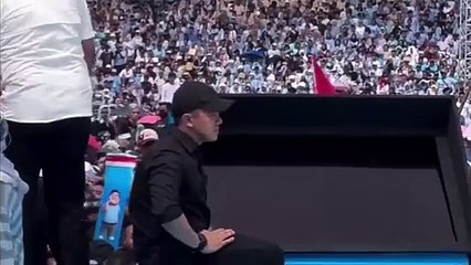 Tuai Pujian Warganet, Aksi Sigap Mayor Teddy Bantu Pendukung Prabowo - Gibran yang Pingsan di GBK