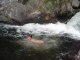 Plongeon  dans cascade en montagne