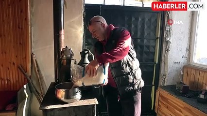 Dondurucu soğukta yapımı saatlerce süren 'tel helvası' dakikalar içinde tüketiliyor