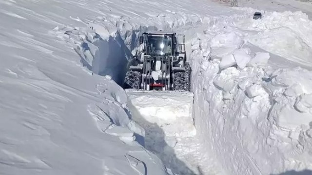 Hakkari'nin Yüksekova ilçesinde 5 metrelik kar tüneli böyle görüntülendi