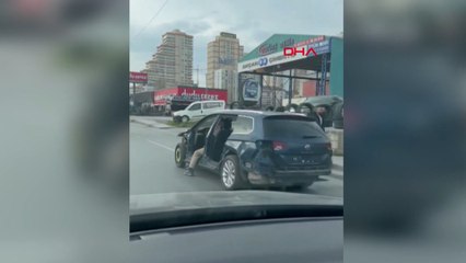 Avcılar'da ağır hasarlı otomobille trafiğe çıktı; ayağını dışarıya sarkıtarak ilerledi