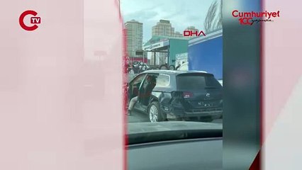 Avcılar'da ağır hasarlı otomobille trafiğe çıktı; ayağını dışarıya sarkıtarak ilerledi