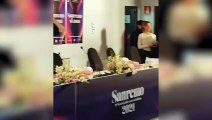 Show di Mahmood in sala stampa a Sanremo: l'ingresso con ballerini sulle note di Tuta Gold