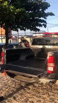 Homem tenta fugir de viatura mas acaba capturado por PMs; Veja