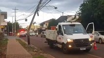 Caminhão bate contra poste e deixa Parque São Paulo sem energia elétrica