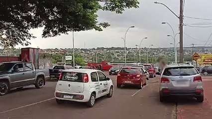 Colisão traseira deixa trânsito ainda mais lento na Rua Jacarezinho, no São Cristóvão