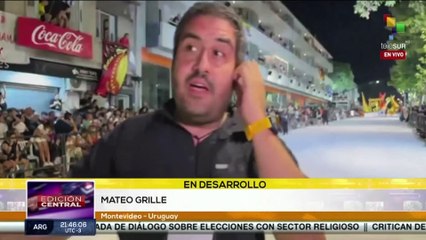 Uruguayos disfrutan del desfile del Candombe durante el carnaval